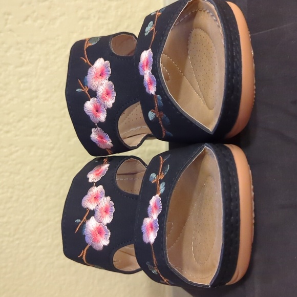 Luo Ge Black Floral Embroidered Comfort Sandals (Size 6) - Picture 4 of 6